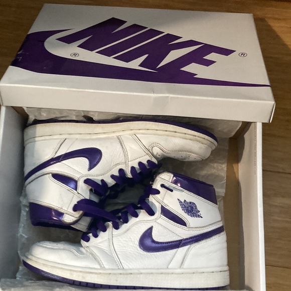 Jordan 1 high metallic purple they have used so some paint is coming off - Picture 9 of 9
